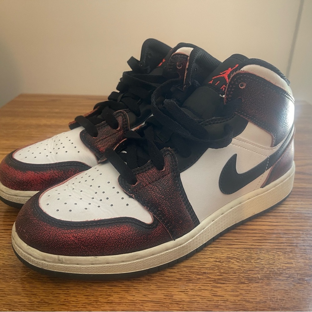 Jordan 1 Mid SE GS “Infrared” – Size 7Y